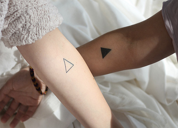 Tatouage couple triangles